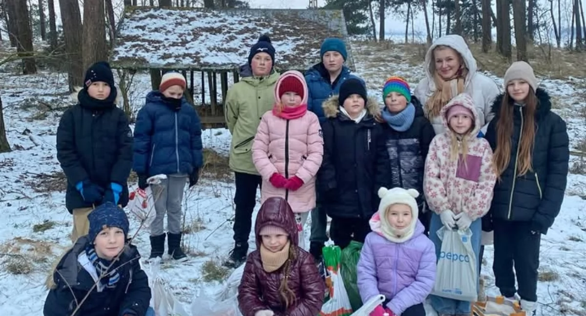 Zuchy i harcerze z SP Strzelce dokarmiali w lesie zwierzęta (zdjęcia)