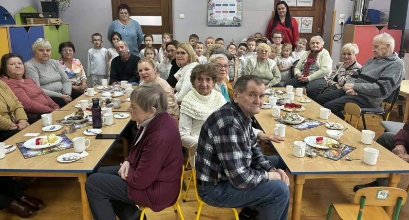 Motylki dla uczestników Dziennego Domu Senior+ wystawiły spektakl W Aniołkowie (zdjęcia)