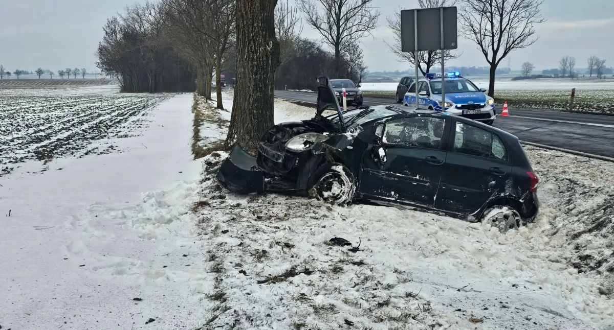 Wtorek, 13 stycznia - dachowanie toyoty na drodze krajowej niedaleko Sławska Dolnego