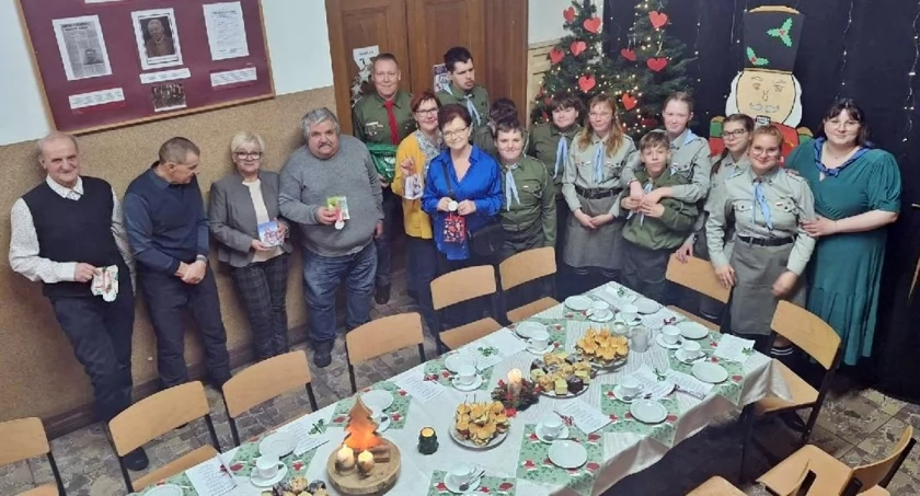 Wspólne kolędowanie harcerzy i członków PTTK w Strzelnie (zdjęcia)