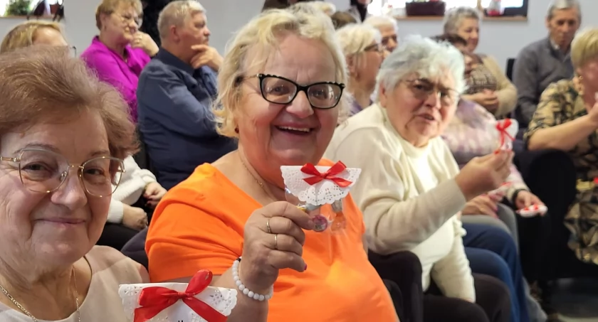 Uczniowie ze Szkoły Podstawowej nr 3 odwiedzili mogileński Klub Seniora (zdjęcia)