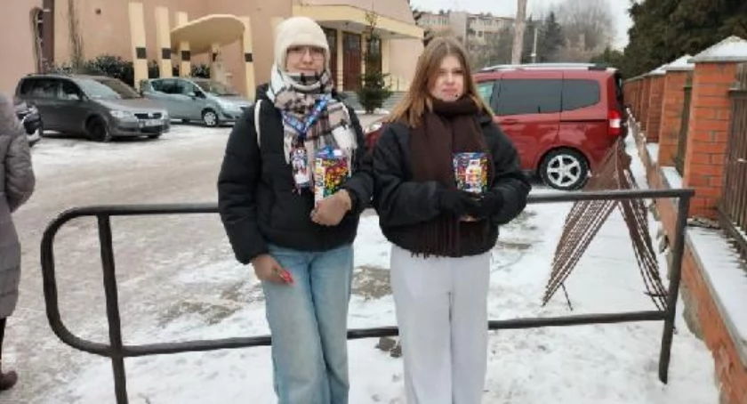 WOŚP w Mogilnie - wolontariusze na ulicach, występy i światełko do nieba w hali