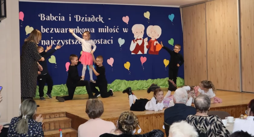 Dzień Babci i Dziadka uczniów w Zespole Szkolno-Przedszkolnym w Słowikowie (zdjęcia)