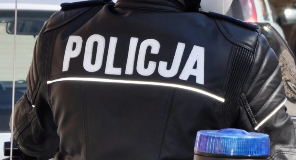 Zatrzymanie policjanta z komisariatu w Strzelnie. Odebrano mu broń, odznakę i legitymację. W Prokuraturze Okręgowej usłyszał 4 zarzuty