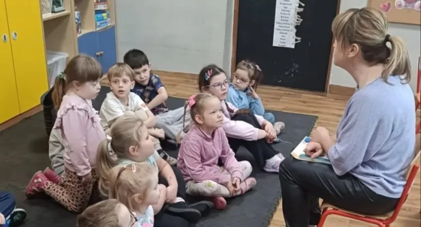 Odkrywcy z Niepublicznego Przedszkola w Słowikowie spotkali się z pracownicą służby zdrowia (zdjęcia)