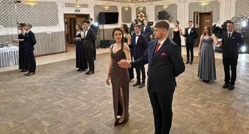 34 maturzystów z ZS CKR w Bielicach przeżyło niezapomnianą studniówkę (zdjęcia)