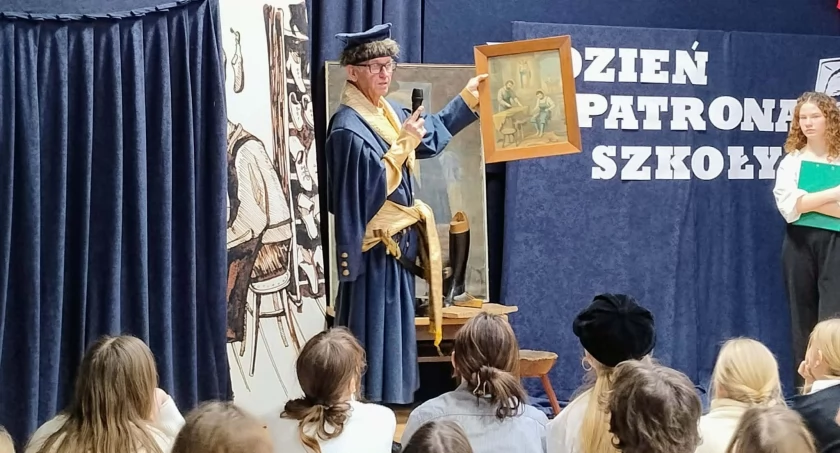 Na Święto Patrona Szkoły Podstawowej nr 1 w Trzemesznie przybył Jan Kiliński  (zdjęcia)