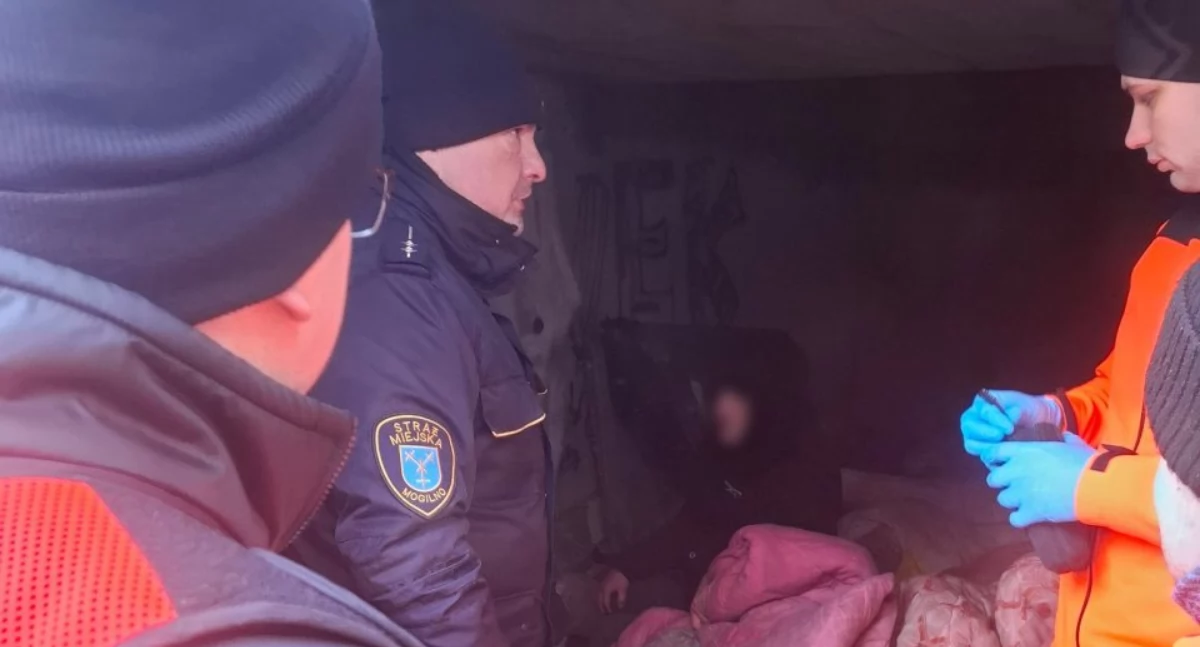 Pustostan przy ulicy 900-lecia w Mogilnie. Interwencja miejskich strażników uratowała życie bezdomnemu
