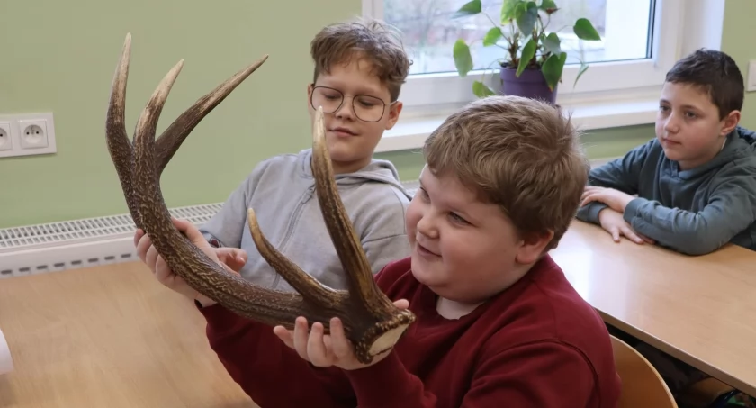 Spotkanie z leśnikiem w Zespole Szkolno-Przedszkolnym nr 2 w Trzemesznie (zdjęcia)