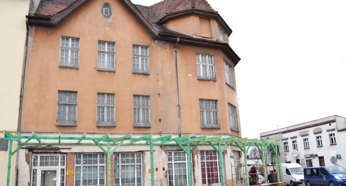 28 lat przynosi wstyd i szpeci centrum miasta. Gmina Mogilno sonduje możliwość kupna budynku Wrzos od obecnego właściciela