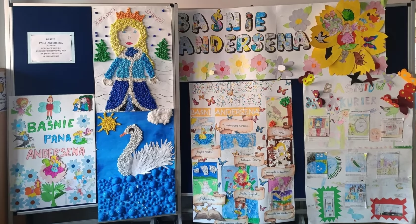 Baśniowe prace na podstawie książek Hansa Christiana Andersena w holu Biblioteki Publicznej w Trzemesznie