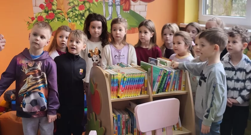Motylki z Przedszkola nr 4 gościły w Miejskiej Bibliotece Publicznej w Mogilnie (zdjęcia)