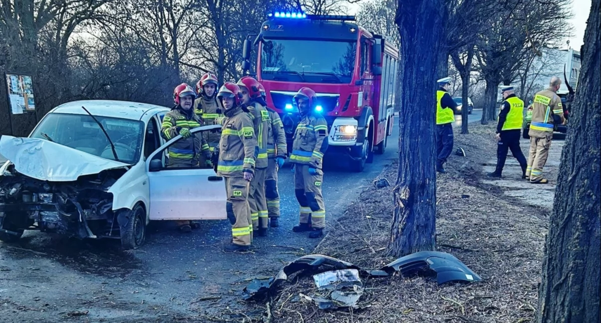 Na łuku ulicy Benedyktyńskiej fiatem panda uderzył w drzewo