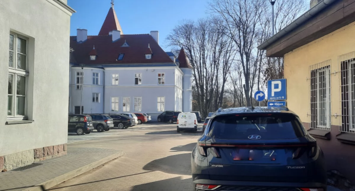 Przy wjeździe na ratuszowy parking zamontują szlaban z parkomatem. Dla urzędników dzierżawiony będzie parking obok ratusza od prywatnego przedsiębiorcy