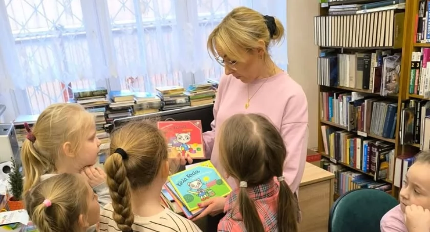 Dzień Kota w Klubie Najmłodszych Przyjaciół Książek w Trzemesznie (zdjęcia)