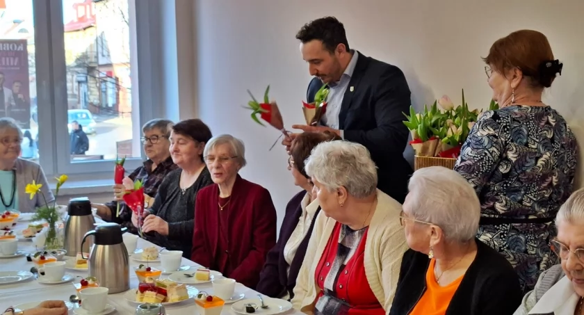Dzień Kobiet w Polskim Związku Emerytów, Rencistów i Inwalidów w Trzemesznie upłynął pod znakiem śpiewu i wspólnoty (film + zdjęcia)