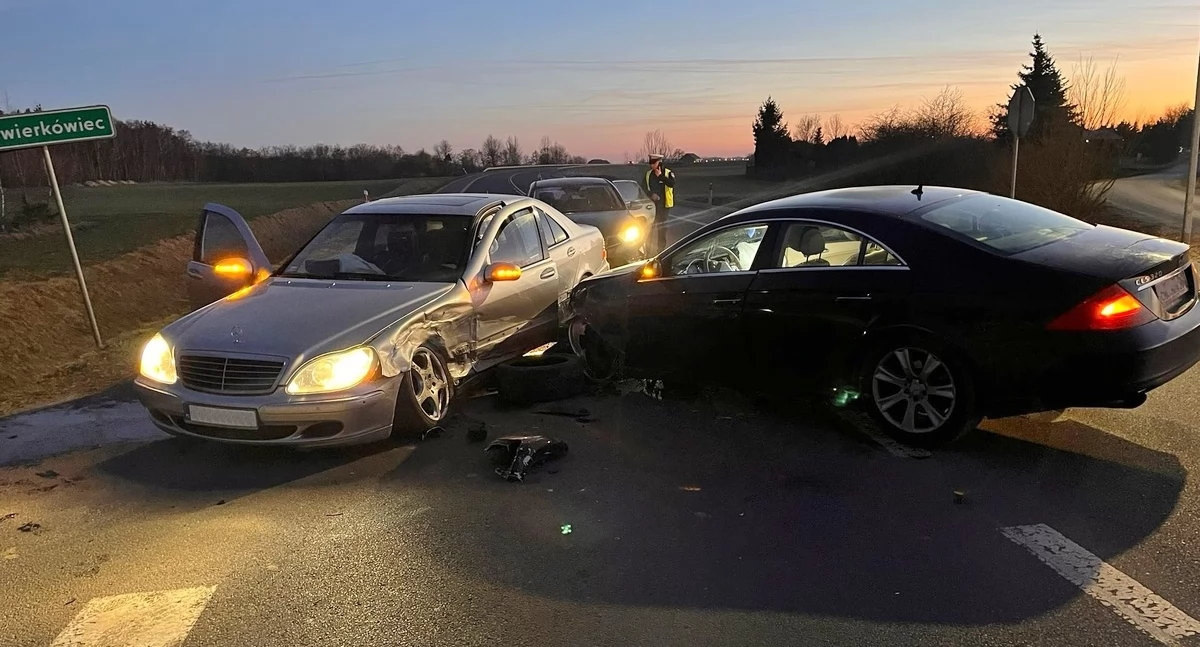 Zderzenie dwóch mercedesów w Świerkówcu. Kierowcy bez poważnych obrażeń