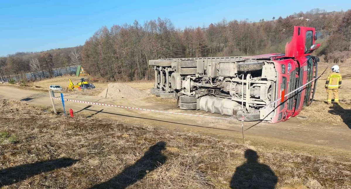 Wieniec - podczas rozładunku przewrócił się ciągnik siodłowy z naczepą