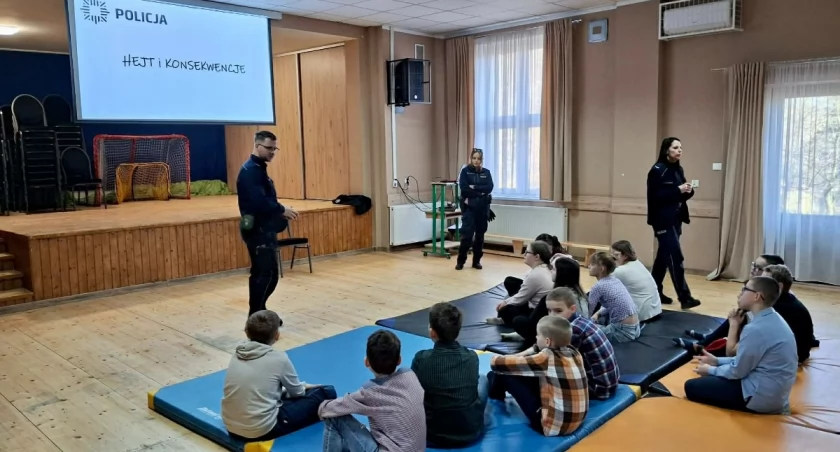 Wizyta policjantów w Zespole Szkolno-Przedszkolnym w Słowikowie (zdjęcia)