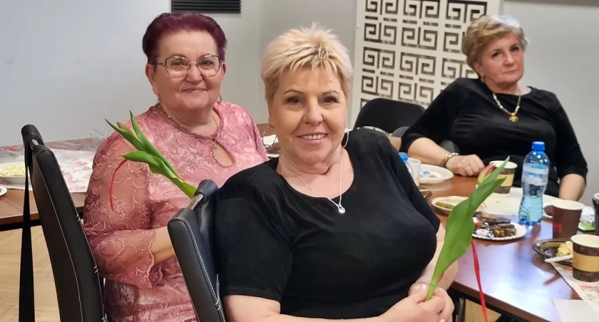 Klub Seniora przy MDK w Mogilnie tańcami i śpiewem uczcił Dzień Kobiet i Mężczyzn (zdjęcia)