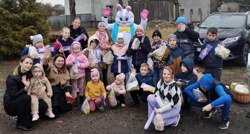 Wielkanocne warsztaty w sołectwie Chabsko - okolicznościowe kartki, szukanie zająca (zdjęcia)