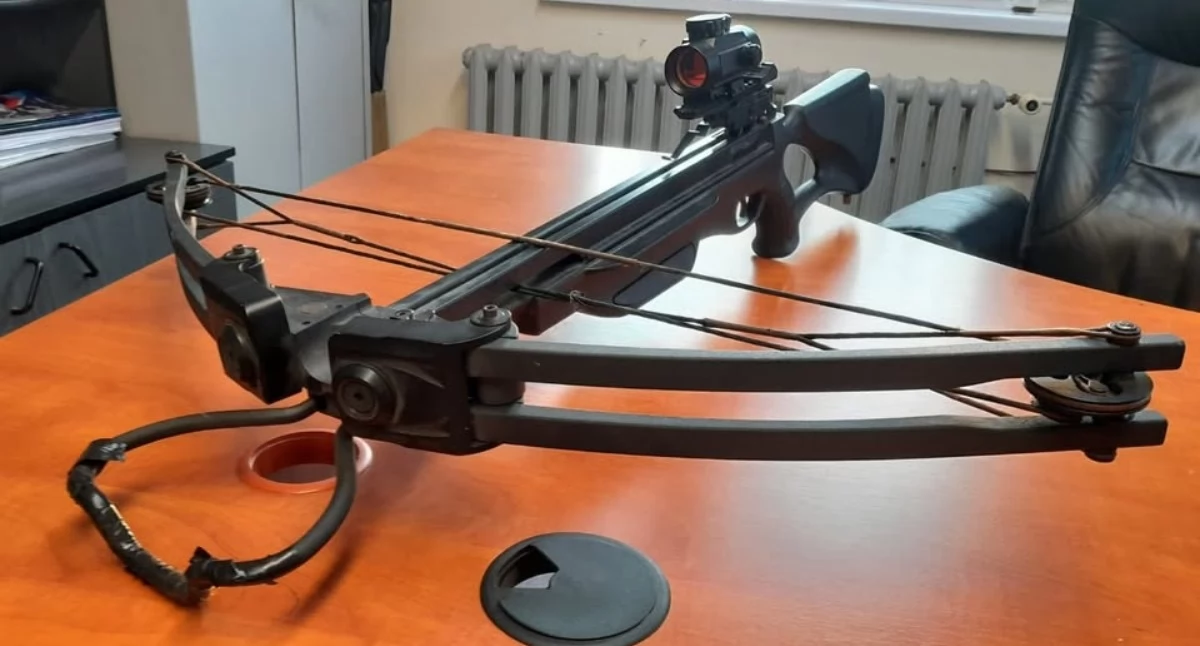 Interwencja domowa w Trzemesznie. Policjanci znaleźli nielegalnie posiadaną kuszę