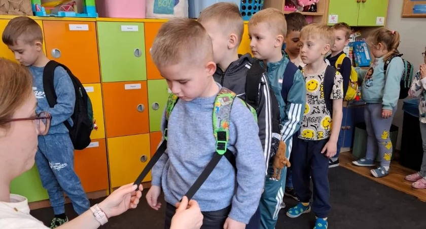 Spotkanie przedszkolaków z ZSP w Słowikowie z rehabilitantką (zdjęcia)