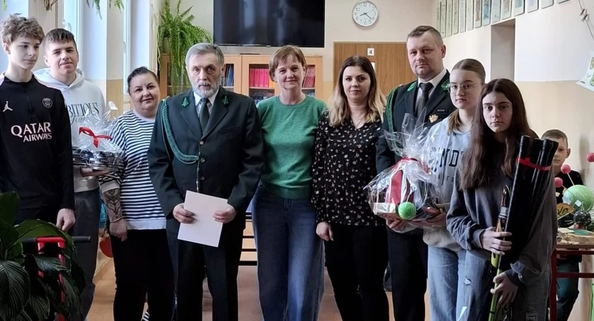 Sportowy prezent dla ZSP w Słowikowie od Koła Łowieckiego 
