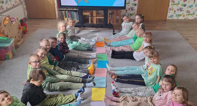 W Przedszkolu nr 2 w Trzemesznie barwnym korowodem powitano wiosnę (zdjęcia)