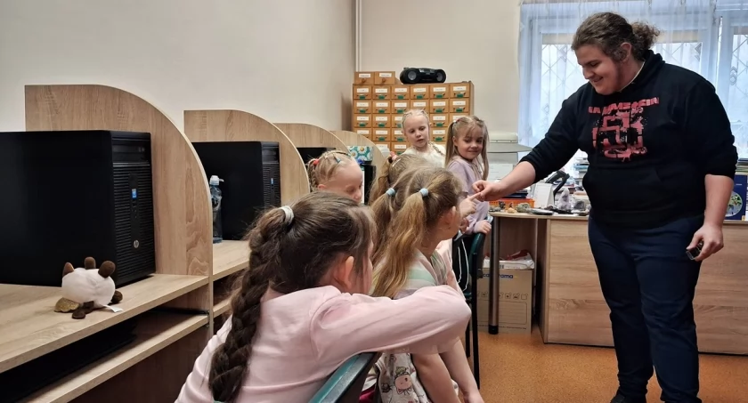 Wulkan, minerały i skamieniałości w Klubie Najmłodszych Przyjaciół Książek w Trzemesznie (zdjęcia)