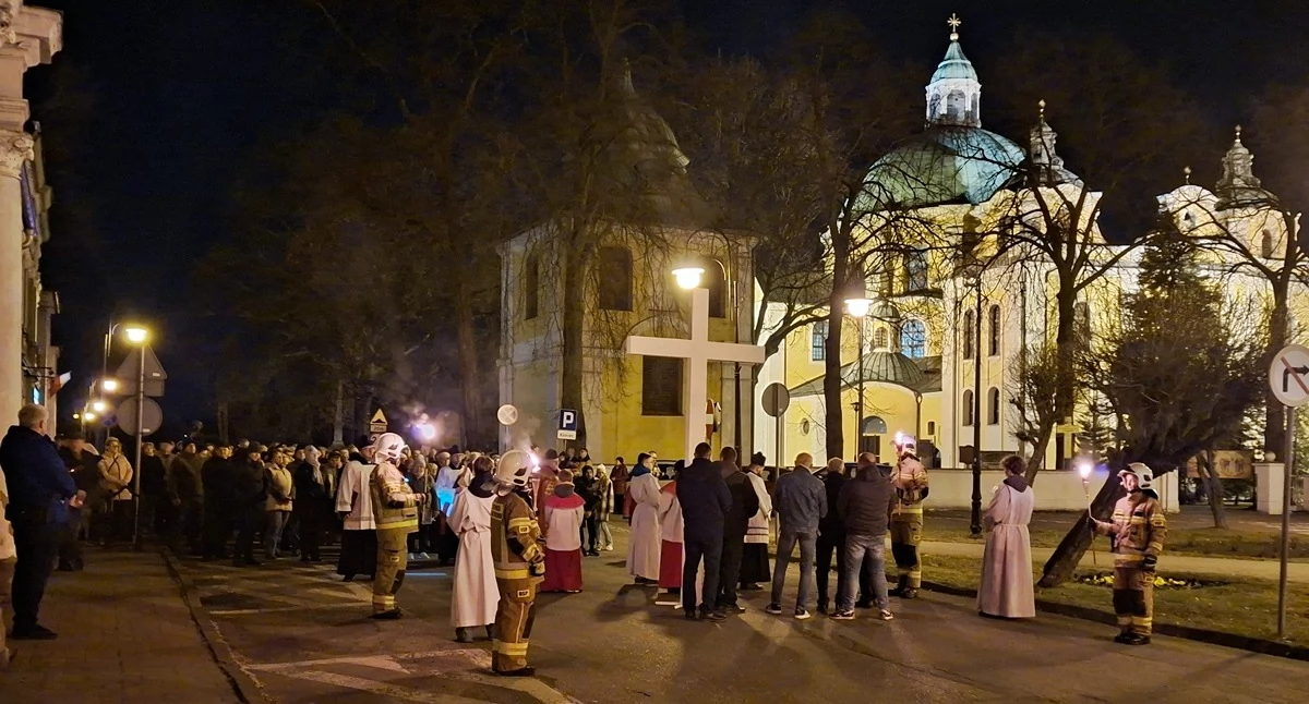 Wieczorna Droga Krzyżowa ulicami Trzemeszna zjednoczyła kilkuset uczestników (zdjęcia)