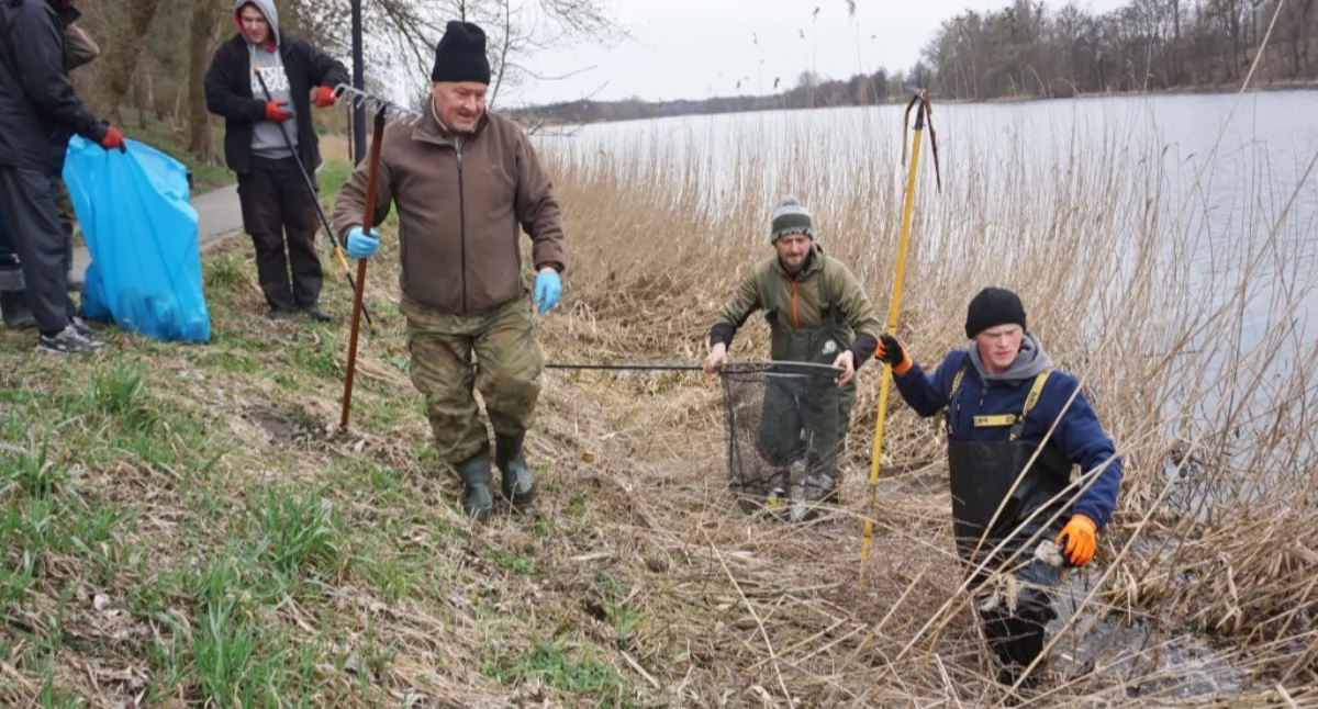 Sprzątali brzeg Jeziora Mogileńskiego od klasztoru do byłej strzelnicy (film + zdjęcia)
