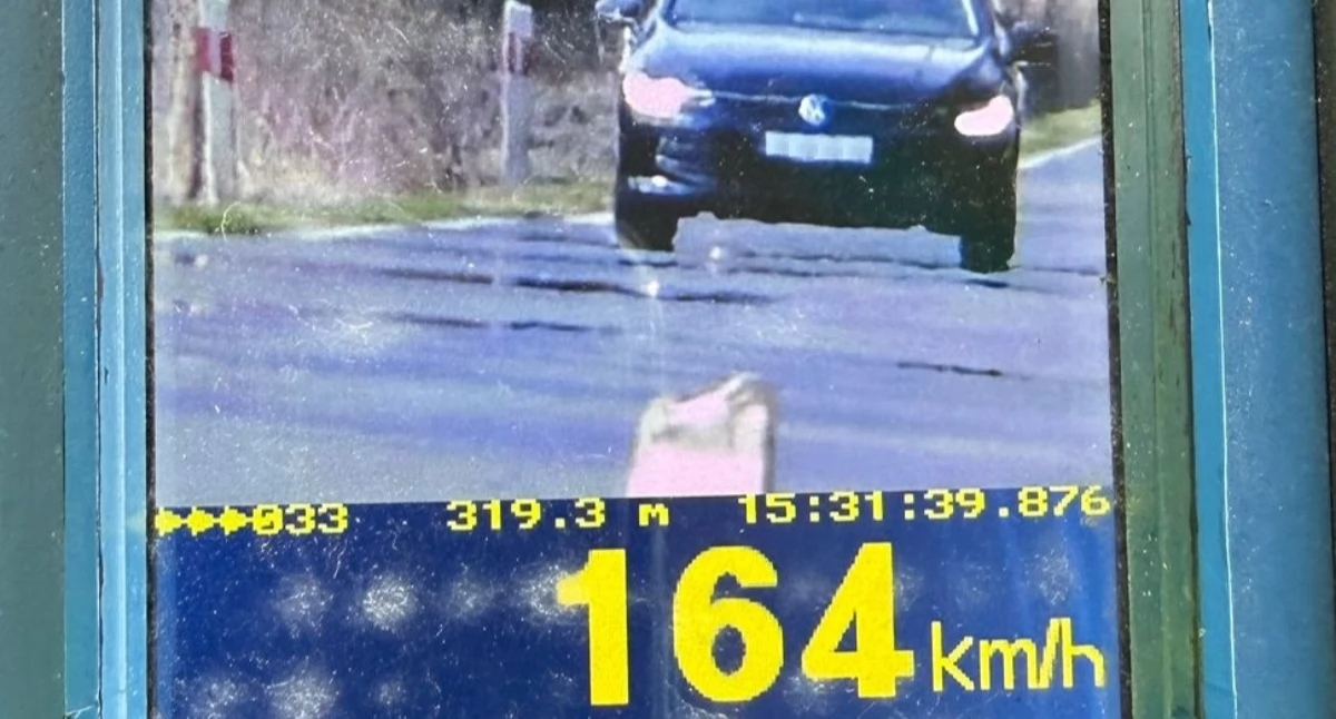 Na drodze w Miradzu jechał vw golfem z prędkością 164 km/h. Stracił na 3 miesiące prawo jazdy