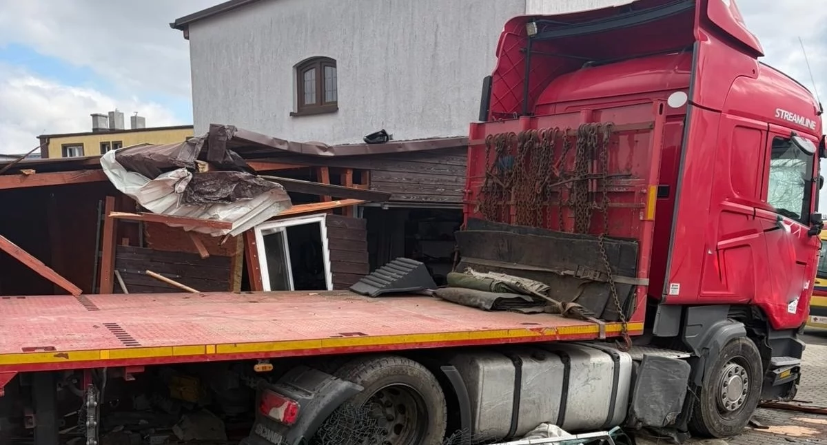 Zjechał z krajowej 15, wpadł na plac zabaw i zatrzymał się na garażu (zdjęcia)