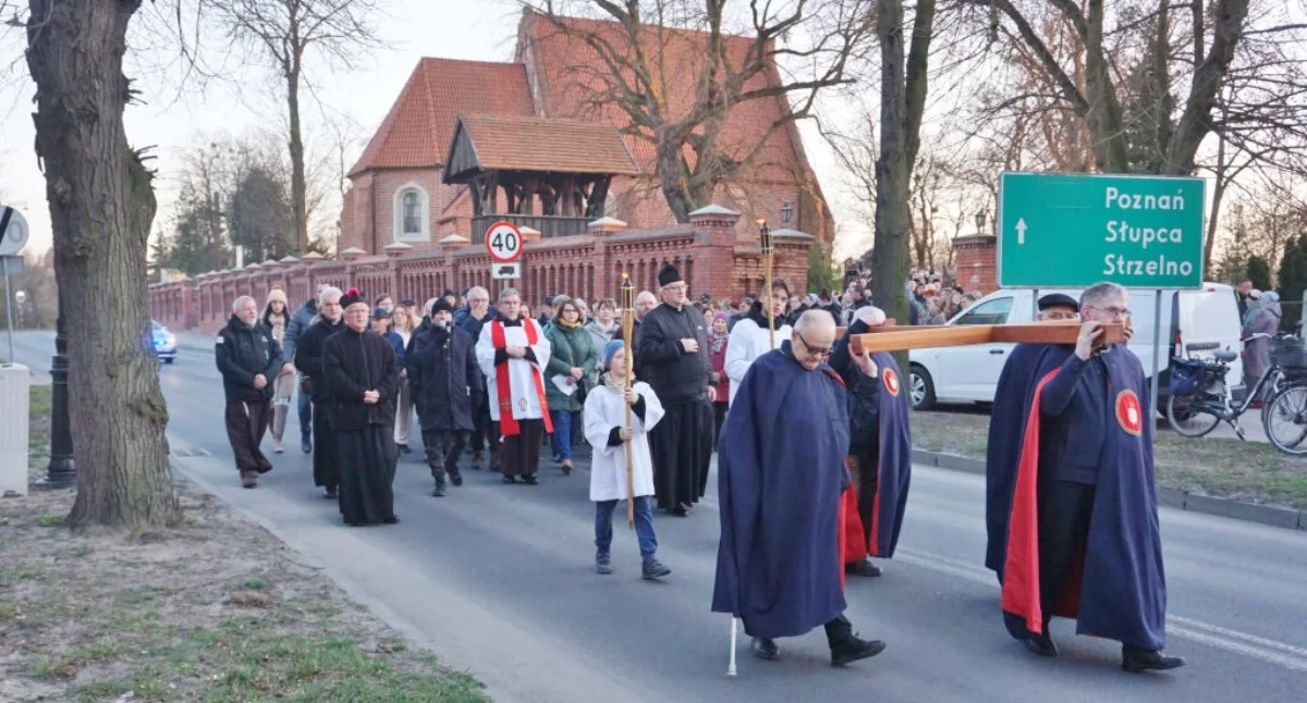 Mogileńska Droga Krzyżowa przeszła ulicami miasta. To mogileńska tradycja od 1998 roku (zdjęcia)