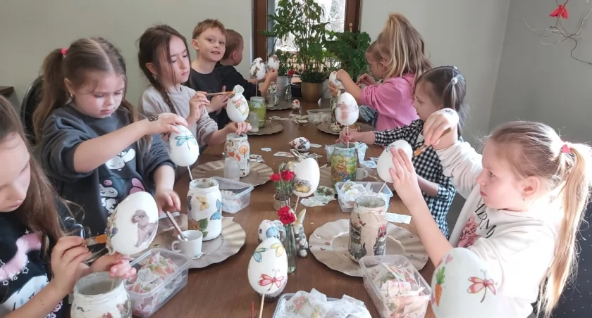 Warsztaty wielkanocne klas 1 ZSP nr 2 z Trzemeszna w Godawach (zdjęcia)