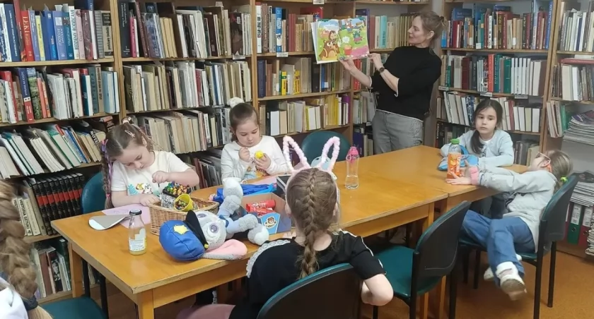Wielkanocne spotkanie Klubu Najmłodszych Przyjaciół Książki przy Bibliotece Publicznej w Trzemesznie (zdjęcia)