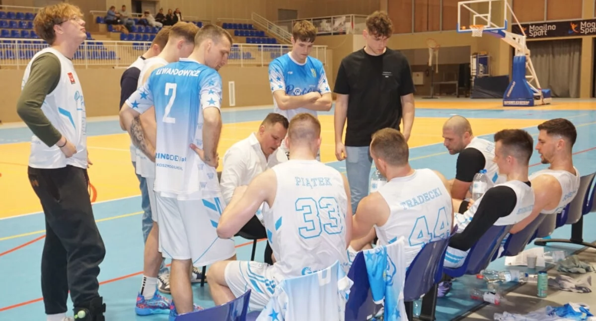Fantastyczne wiadomości dotarły z Gniezna. Koszykarze Pogoni Mogilno grają dalej w play-offach. Pokonali MKK 85:75