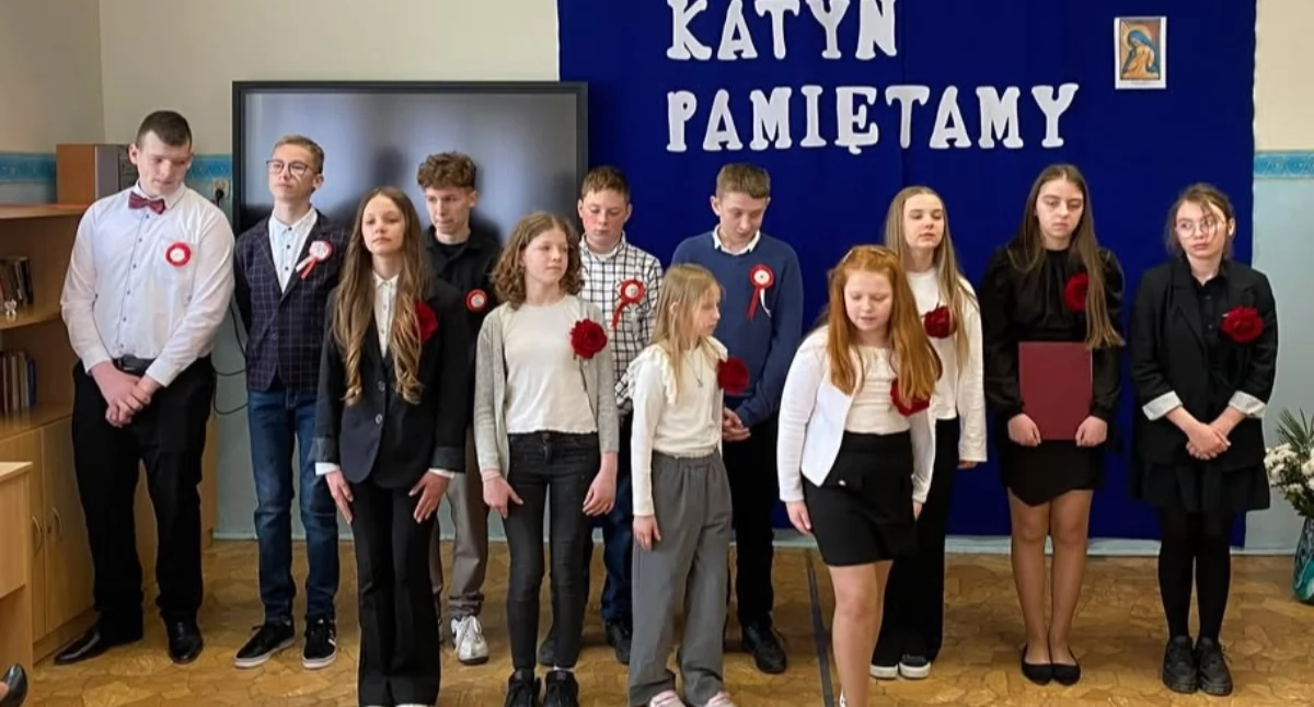 Katyń Pamiętamy. Uroczysty Apel Pamięci w Szkole Podstawowej im. Ofiar Katynia w Strzelcach (zdjęcia)