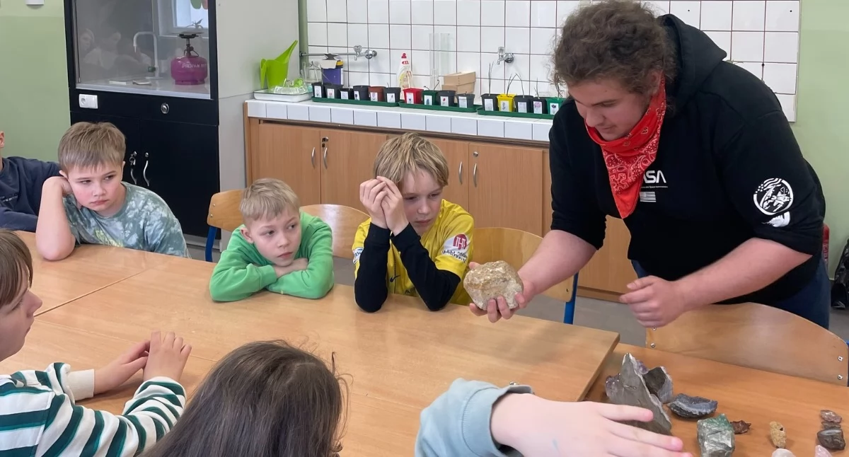 Kacper Adamkiewicz gościem na kółku przyrodniczym w ZSP nr 2 w Trzemesznie (zdjęcia)
