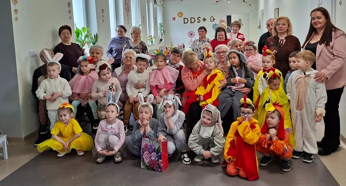Wizyta Motylków z ZSP nr 2 w Trzemesznie u seniorów z Dziennego Domu Senior + (film + zdjęcia)
