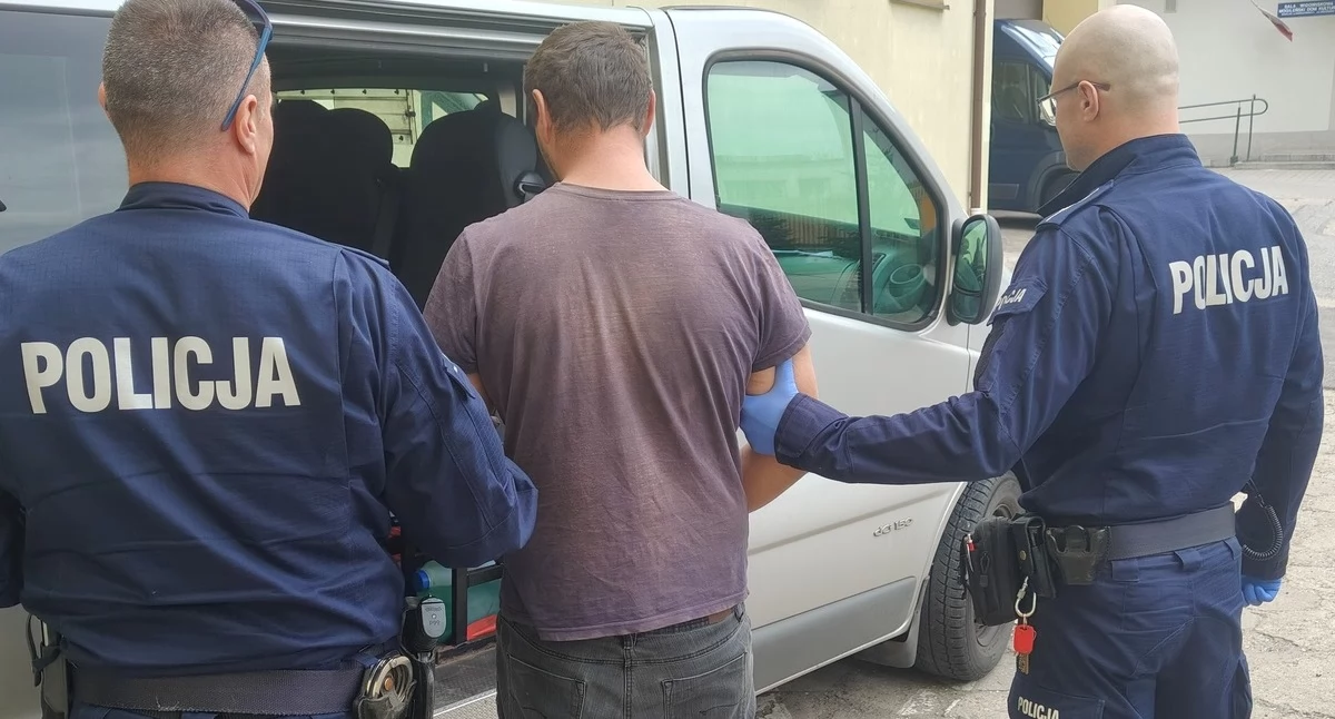 Poszukiwany mieszkaniec powiatu mogileńskiego został zatrzymany i doprowadzony przez policjantów do aresztu śledczego