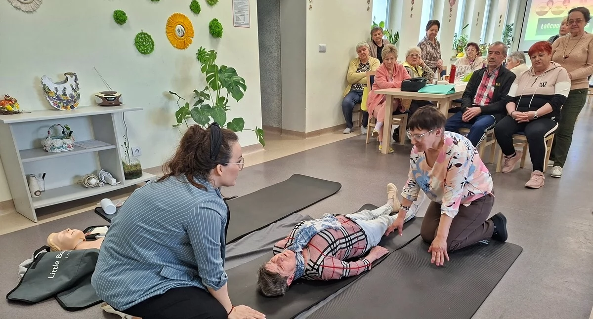 Seniorzy z Gminy Trzemeszno uczyli się pierwszej pomocy i obsługi AED (zdjęcia)