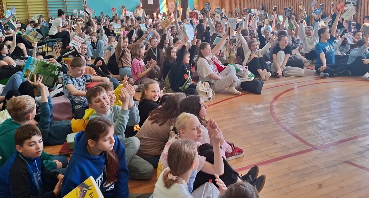 W Szkole Podstawowej nr 1 w Trzemesznie ustanawiają nowe czytelnicze rekordy (film + zdjęcia)