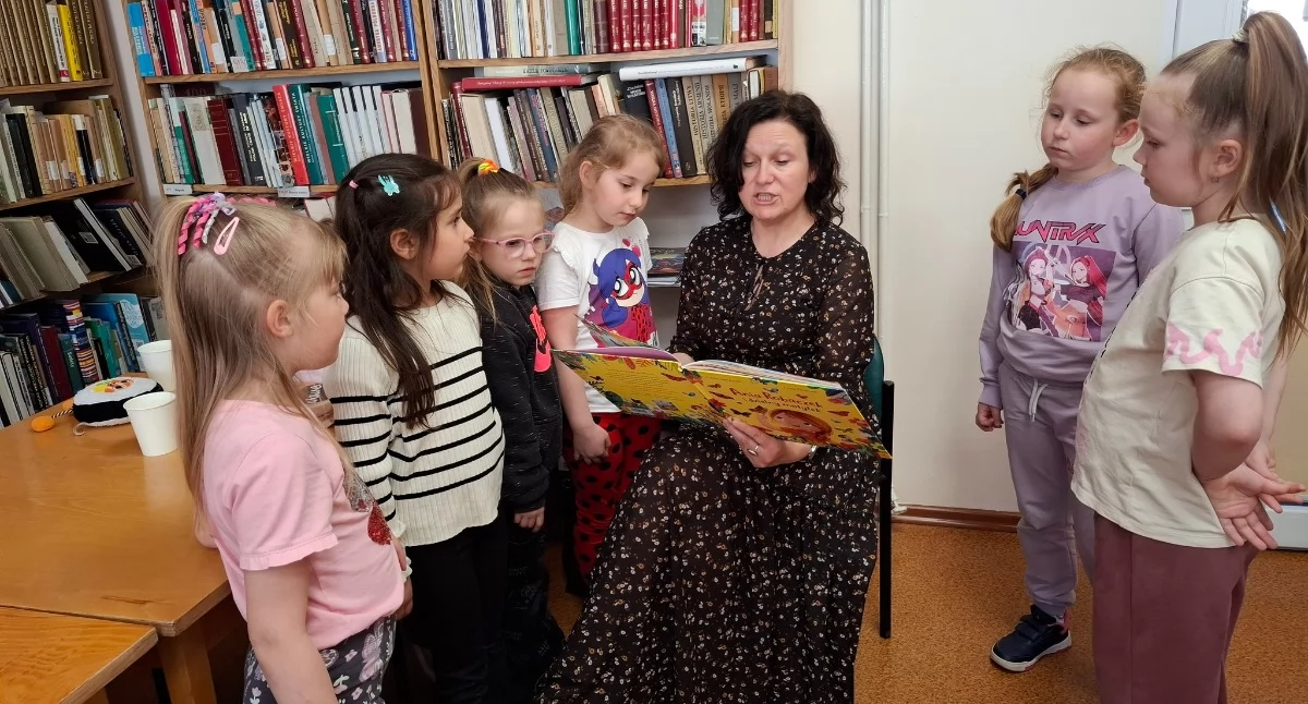 Poetka Beata Lukstaedt gościnią Klubu Najmłodszych Przyjaciół Książek Biblioteki Publicznej w Trzemesznie (zdjęcia)