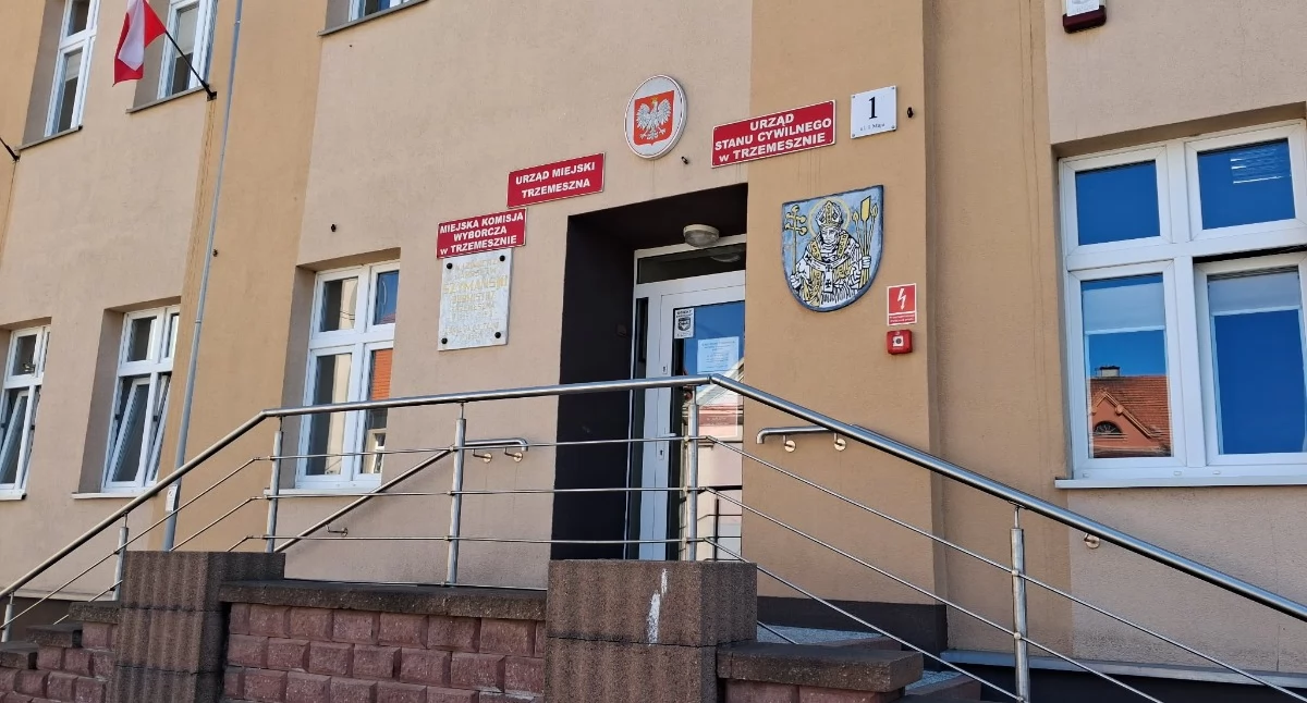 Pracownicy Urzędu Miejskiego Trzemeszna z legitymacjami służbowymi
