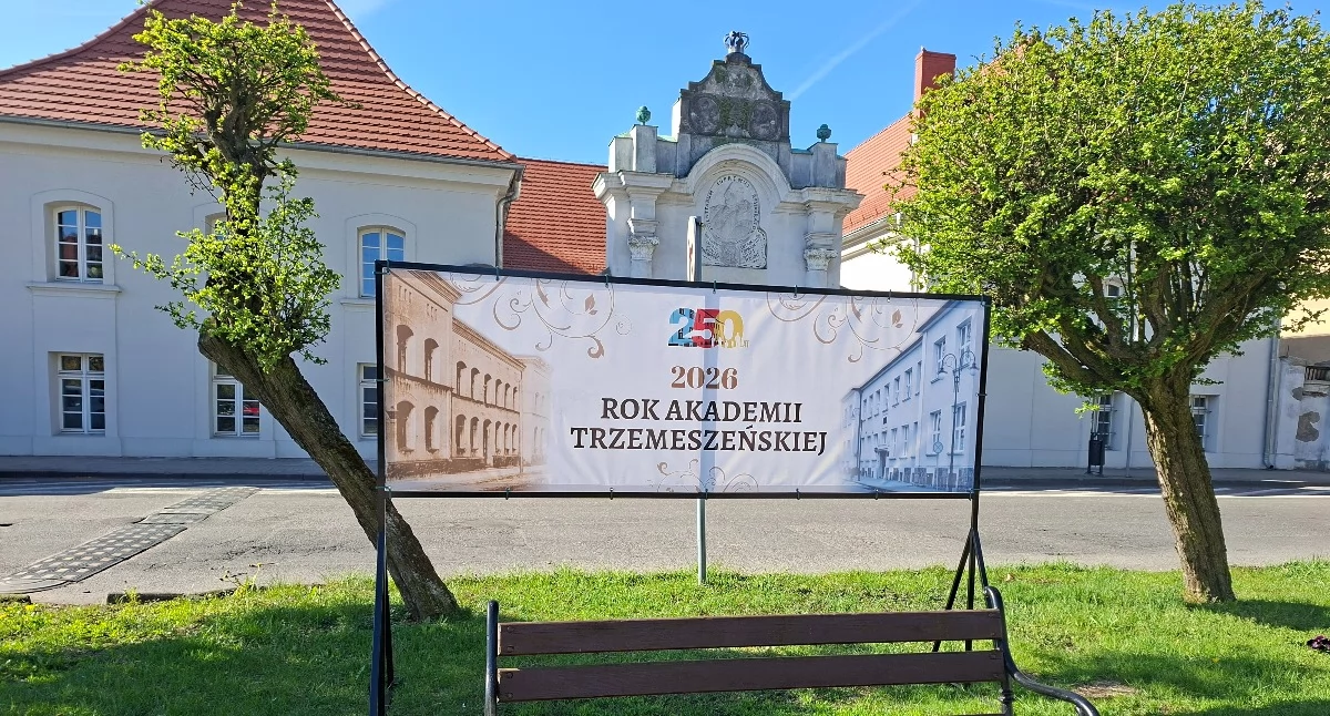 Nowe banery z okazji 250-lecia Akademii Trzemeszeńskiej pojawiły się w Trzemesznie (zdjęcia)