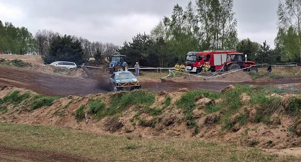 Wyścigi wraków w Dębnie. Wrak Race dla Gabrysi Kwiatkowskiej (film + zdjęcia)