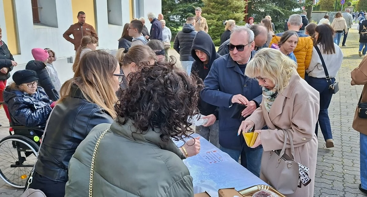 Aniołki sprzedawały słodkości, by uzbierać na wakacyjny wyjazd (zdjęcia)