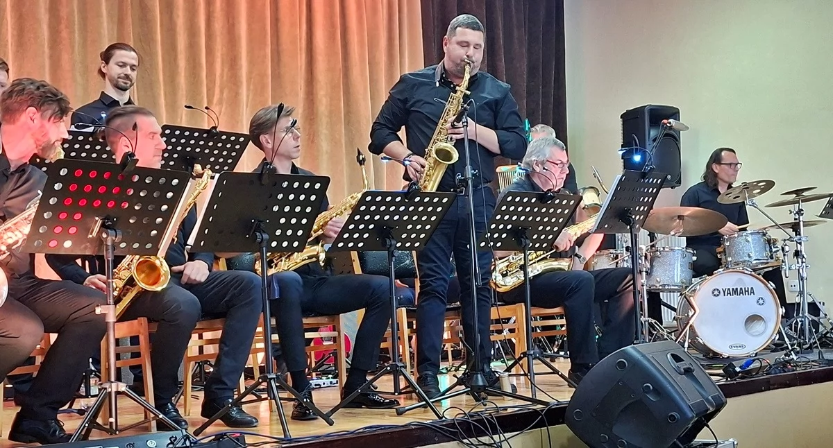 W Trzemesznie płynęli w rytmach jazzu – koncert BB Jazz Orkiestra oraz Roksany Korban (film + zdjęcia)